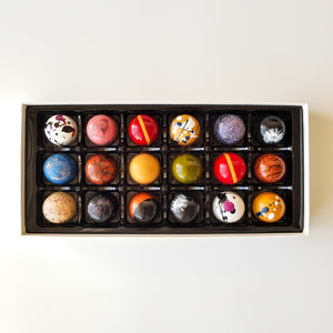 Box of 18 coloured chocolate bonbon pralines